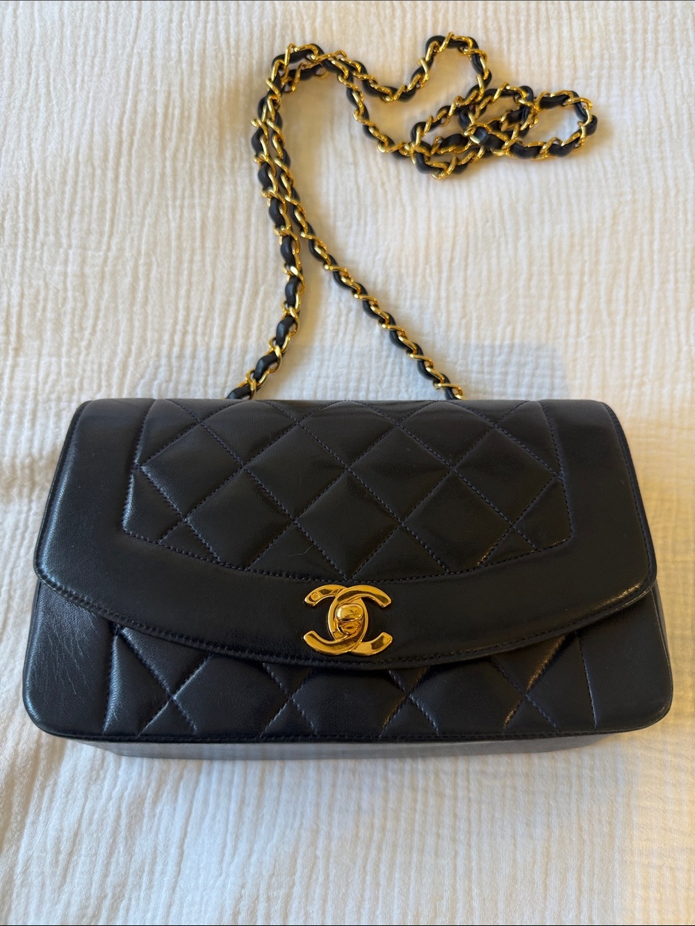 CHANEL Black Quilted Leather Shoulder Bag with Gold Chain